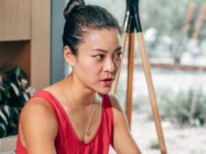 Detail_Woman leading conversation_pexels-kindel-media-7688101